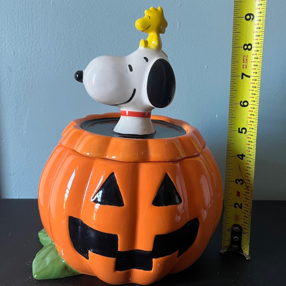 Snoopy/peanuts cookie jar Halloween